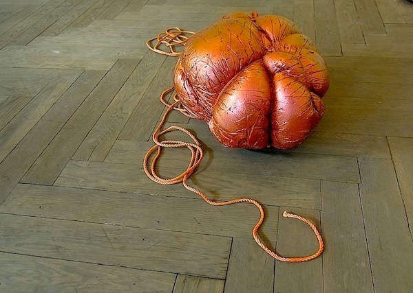 Klara Meinhardt: Best of Breed [orange], 2015, Betonguss, Interferenzpigmente, Lack, Seil, 50 x 50 x 50 cm

